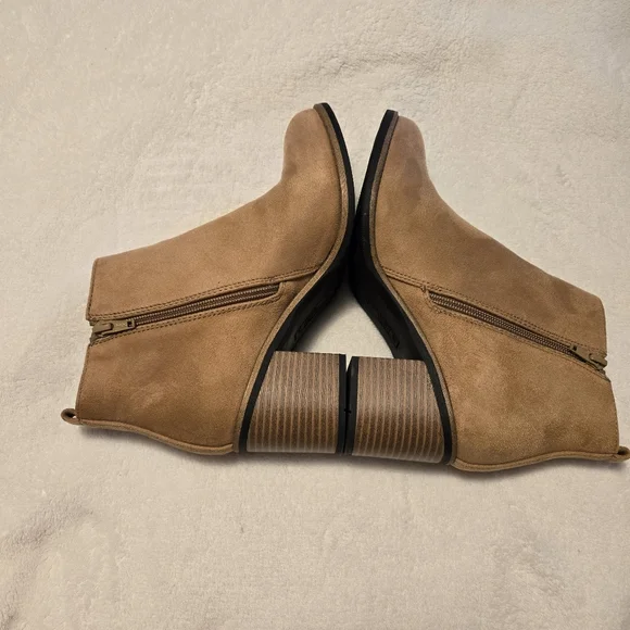 White Mountain Womens Tan Ankle Boots  Faux Suede 2.5" Heel Size 8.5 - Picture 5 of 10
